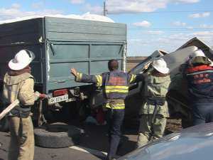 Под Симферополем спасатели вырезали водителя из ВАЗа, въехавшего в КАМАЗ