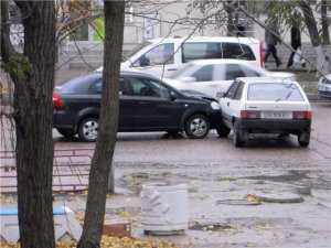 Проспект Острякова: белая восьмёрка получила в бок от чёрной иномарки