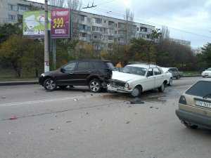 На пр. Острякова буржуи на крутых иномарках покалечили Волгу