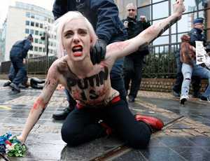 Активистки FEMEN потребовали изгнать из Брюсселя «карлика» Путина