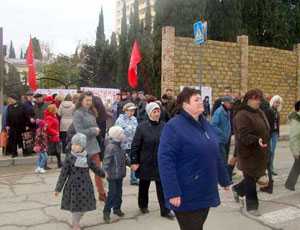 В Алуште устроили пикет против 4-метрового забора санатория «Золотой Колос»