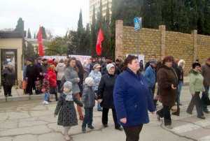 В Алуште устроили пикет против 4-метрового забора санатория «Золотой Колос»