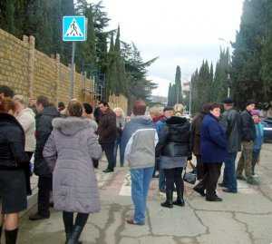 В Алуште устроили пикет против 4-метрового забора санатория «Золотой Колос»