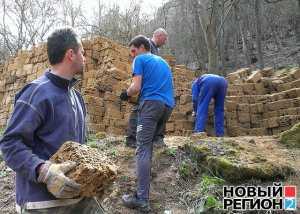 В годовщину нападения на монастырь в Бахчисарае крымчане собрались на субботник