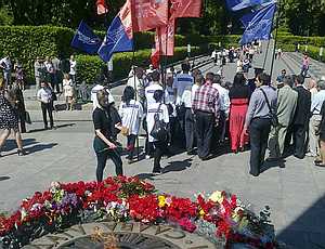 Активисты Медведчука в Киеве встали спиной к Вечному огню, и ветеран упал в обморок