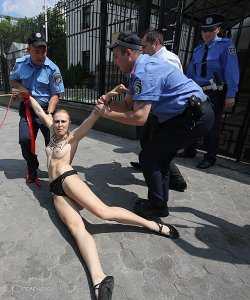 Голая активистка Femen сделала акцию против развода Путина возле посольства России в Киеве