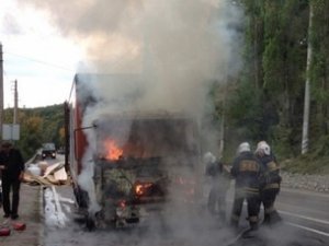 Грузовик полыхал на перевале в Крыму