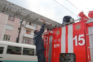 Пожарные залезли на четвертый этаж, чтобы помочь пожилой керчанке