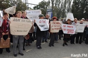 В Керчи работники судоремонтного завода на митинге требовали у арендаторов расплаты по долгам