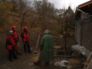 В Алуште спасатели подняли тело рабочего, которого завалило землей в колодце