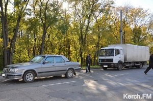 В Керчи грузовик врезался в «Волгу»