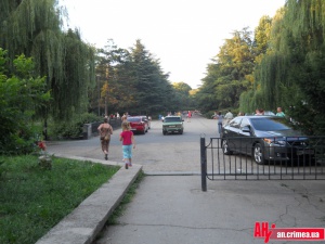 В Симферополе водители устраивают гонки у Вечного Огня между гуляющих детей