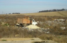 Вокруг аэропорта в Столице Крыма обнаружили свалки мусора