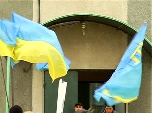 Более тысячи крымских татар собрались присоединиться к митингующим на Майдане в Киеве.