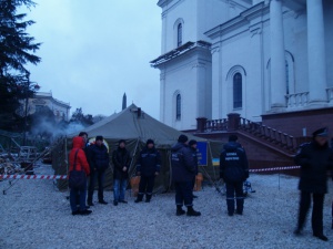 В Симферополе спасатели греют прихожан, пришедших к мощам Георгия Победоносца