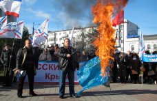 В Симферополе в знак протеста сожгли флаг ЕС