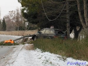 В Балаклаве из-за гололеда иномарку смяло о столб