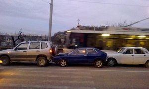 В районе ж/д вокзала паровозик из трёх авто