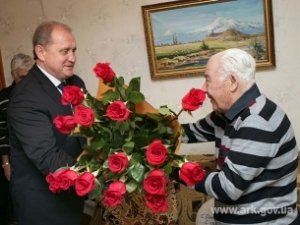 Глава Совета Министров поздравил Ашота Аматуни с юбилеем