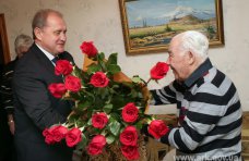 Крымский премьер поздравил ветерана с 90-летием