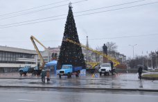 В Столице Крыма разбирают главную елку