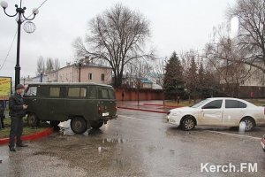 В центре Керчи УАЗ снес забор