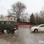 В центре Керчи УАЗ снес забор