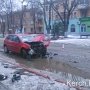 В Керчи иномарка врезалась в дерево, а затем в другое авто