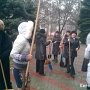 Девушки с метлами «охраняли» керченский исполком