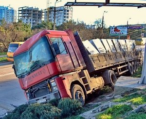 Фура Рено без водителя выскочила на встречку и снесла ж/б столб