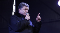 Толпа у здания парламента Крыма прогнала нардепа Порошенко