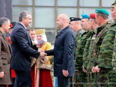 В Столице Крыма медалями наградили бойцов самообороны