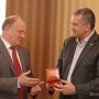 Зюганов привез Аксенову флаг Крыма с Северного Полюса