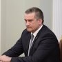 Аксенов поручил упростить процедуру оформления документов на землю и строения