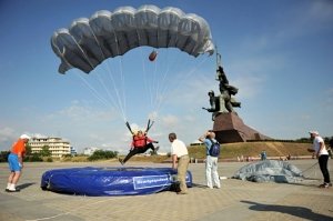 В Севастополе парашютный фестиваль состоялся в сложных погодных условиях