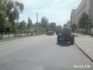 На центральной дороге Керчи в яму колесом провалился троллейбус