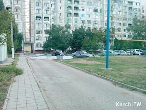 В Керчи во дворе жилых домов горел автомобиль