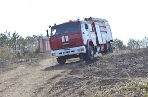 В Севастополе произошёл крупный пожар на пустыре