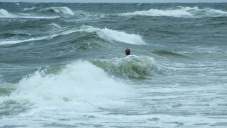 В Алуште спасатели достали человека из штормящего моря