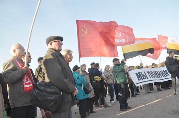 «Помним всех героев!». Митинг памяти защитников Советской власти в Санкт-Петербурге