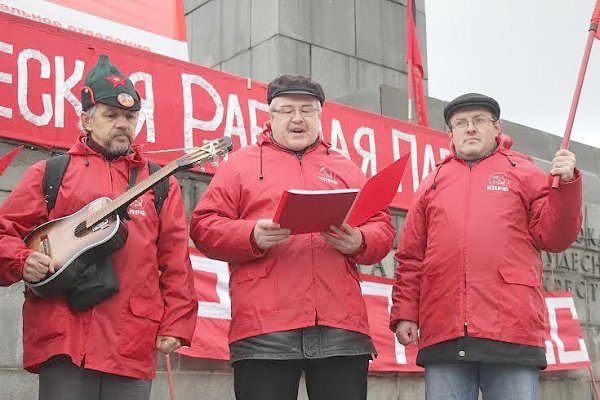 Не забудем! Не простим! Свердловские коммунисты почтили память защитников Белого Дома