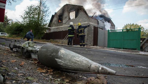 Снаряд попал в школьный стадион в Донецке, есть погибшие и раненые