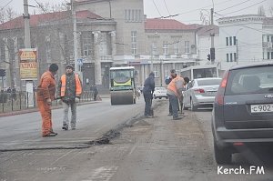 В Керчи на Кирова затруднено движение из-за укладки асфальта