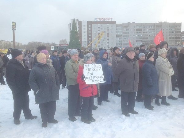 Митинг в городе Череповце Вологодской области против строительства целлюлозного комбината на берегу Рыбинского водохранилища, политики правительства Вологодской области и Российской Федерации