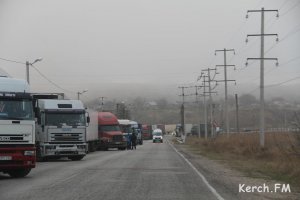 Керченская переправа частично возобновила работу, однако штормовое сохраняется