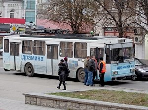 В Симферополе на остановке троллейбус наехал на пенсионерку