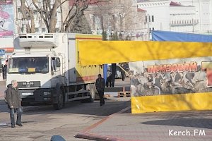 В Керчи на площади Ленина убирают аттракционы