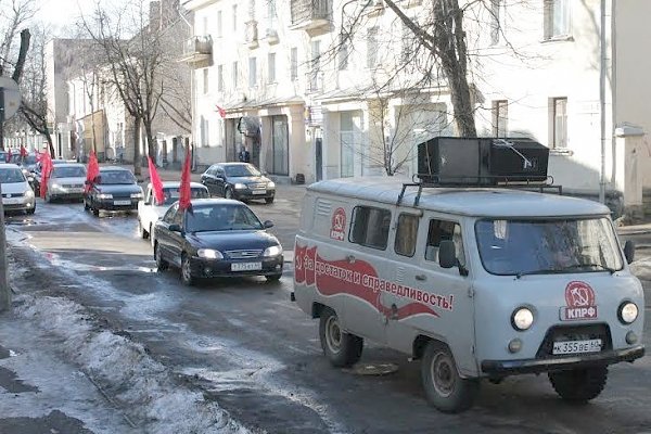 Красные флаги над городом Воинской Славы Псковом. Автопробег в день Советской Армии и Военно-Морского Флота