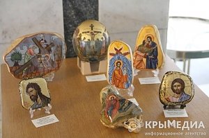 В Симферополе представили иконы, написанные яйцом по дереву (ФОТО)