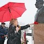 Коммунисты Северной Осетии возложили цветы к памятникам и бюстам И.В. Сталина